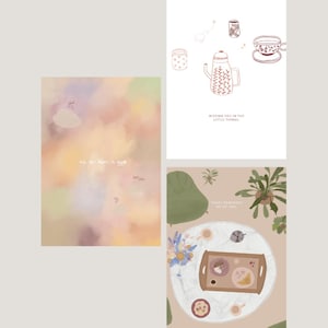 Könnte beinhalten: Drei Kunstdrucke mit einer sanften Pastellfarbpalette. Einer zeigt einen Aquarell-Hintergrund mit Text. Ein anderer zeigt eine Teekanne, eine Tasse und Gläser mit dem Text "Missing you in the little things". Der dritte zeigt eine Tischdekoration mit Essen und Pflanzen.
