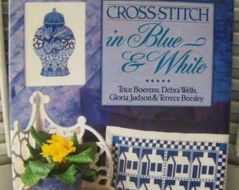 Cross Stitch In Blue & White - vintage Cross Stitch Pattern Book - 1995 Hardbound Book 37 modèles