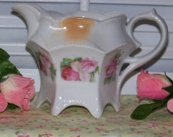 Shabby Sweet Vintage Roses Creamer Footed con lo más destacado de Lusterware