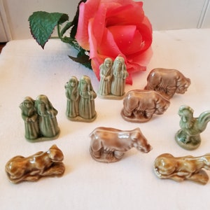 Lote de 9 figuras en miniatura de cerámica de Wade England, animales, rosa roja, té