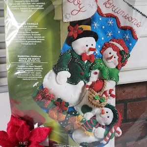 Kit de calcetín navideño Bucilla "Nuestra Familia" #86141 - Kit de calcetín navideño de fieltro con la familia de muñecos de nieve