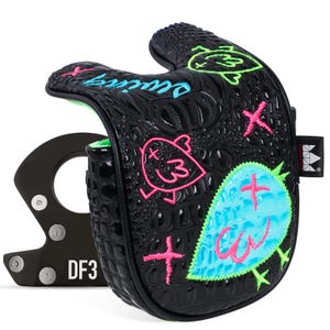 Puede incluir: Funda negra para la cabeza del palo de golf con un patr&oacute;n texturizado similar al de un cocodrilo. La funda presenta dise&ntilde;os bordados en verde ne&oacute;n, rosa y azul, incluyendo un coraz&oacute;n, una cruz y otras formas abstractas. Un accesorio de palo de golf de metal negro est&aacute; a la izquierda.