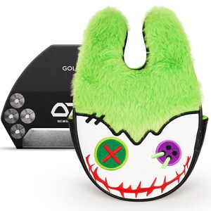 Pode incluir: Uma capa para a cabe&ccedil;a do taco de golfe com um design de rosto de monstro. A capa tem um topo verde peludo, um rosto branco e um rosto costurado com uma boca vermelha, olhos de bot&atilde;o verdes e roxos. Um taco de golfe preto est&aacute; no fundo.