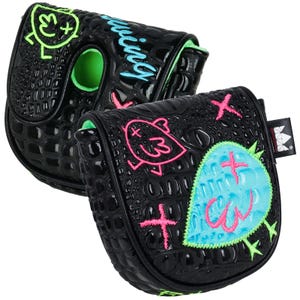 Puede incluir: Dos fundas negras para la cabeza del palo de golf con textura de piel de cocodrilo. Una funda tiene la palabra "swing" en escritura turquesa. Ambas fundas presentan dise&ntilde;os bordados en verde ne&oacute;n, rosa y turquesa de un p&aacute;jaro, cruces y un coraz&oacute;n.