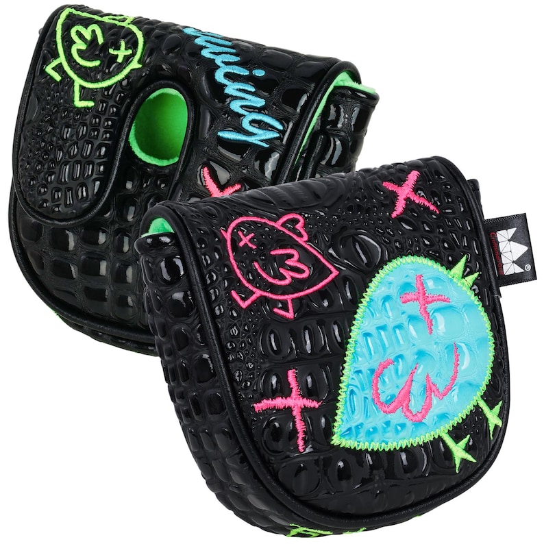 Puede incluir: Dos fundas negras para la cabeza del palo de golf con textura de piel de cocodrilo. Una funda tiene la palabra "swing" en escritura turquesa. Ambas fundas presentan dise&ntilde;os bordados en verde ne&oacute;n, rosa y turquesa de un p&aacute;jaro, cruces y un coraz&oacute;n.