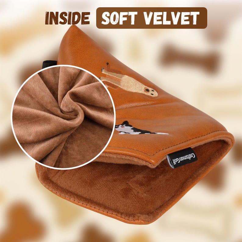 Puede incluir: Una funda para la cabeza del palo de golf marr&oacute;n con un interior de terciopelo suave. La funda presenta im&aacute;genes bordadas de un perro y un suricato. El texto "INSIDE SOFT VELVET" se muestra en la parte superior.