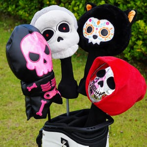 Puede incluir: Una bolsa de golf con cuatro fundas para la cabeza de palos de golf novedosas. Las fundas presentan diseños de calaveras y esqueletos en negro, rosa, blanco y rojo. Las fundas están hechas de materiales de felpa y cuero.