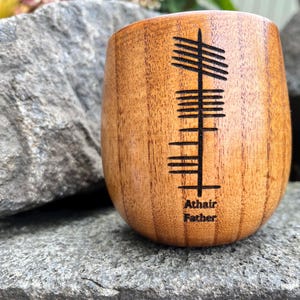 Irischer Ogham Vater (Athair) gravierter hölzerner Trinkbecher Vatertagsgeschenk