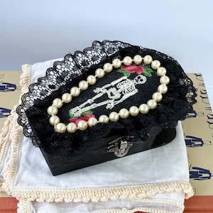 Embroidered Skeleton Coffin Box – Handmade Goth Trinket Box with Lace & Pearls, Gothic Jewelry Box, Skeleton Decor, Alternative Gift Idea