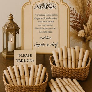 Könnte beinhalten: Hochzeitsdekoration mit einem Schild in arabischer und englischer Sprache, mit dem Text "A loving and faithful partner..." und den Namen Sajeda & Arif. Gerollte Papierrollen, mit Bindfaden gebunden, befinden sich in geflochtenen Körben. Eine brennende Kerze in einer goldenen Laterne steht auf einem Tisch.