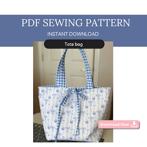 Puede incluir: Bolso tote blanco con estampado floral azul y asas de cuadros azules. El bolso tiene un cierre de lazo. El texto dice "PDF Sewing Pattern" y "Instant Download".
