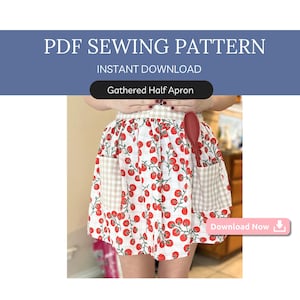 Puede incluir: Un delantal corto fruncido de tela blanca con estampado de tomates rojos y vides verdes, con una cintura y dos bolsillos a cuadros en beige y blanco. El texto dice PDF SEWING PATTERN, INSTANT DOWNLOAD, Gathered Half Apron y Download Now.