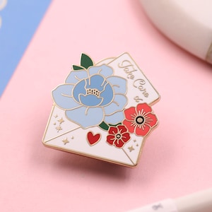 Take Care Blumenumschlag Emaille Pin - Weiß, Blau, Gold