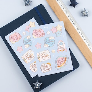 Feuille d'autocollants en vinyle pour soins personnels sur le thème de l'espace pastel - A6 rose arc-en-ciel jaune bleu