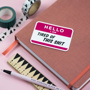 Müde von diesem Shit Laptop Aufkleber, feministische Vinyl Aufkleber, Bullet Journal, böse Frau, Laptop Aufkleber