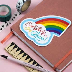 Jeder sagt Liebe Regenbogen-Vinyl-Aufkleber, Regenbogen-Wolke Vinyl-Aufkleber, Jeder sagt Liebe, Stolz, Rupaul-Zitat