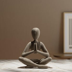 Könnte beinhalten: Eine graue, abstrakte Skulptur einer Person, die in meditativer Haltung sitzt, mit den Händen vor der Brust gefaltet.