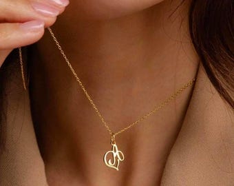 パーソナライズされたイニシャルハートネックレス：ゴールドまたはシルバーのミニマルペンダント
