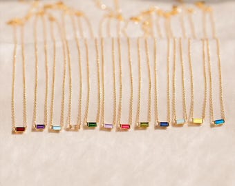 Collar personalizado con piedra natal: colgante cúbico de plata y oro.