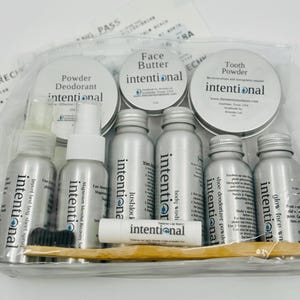 Travel Essentials Kit Ganz-natürlich, TSA-freundlich, Global Travelers, Bettwanzenspray, Schuhdeodorant, Shampoo, Zahnpasta, Gesichts- / Körperwaschmittel