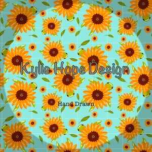 Puede incluir: Patrón repetido de girasoles en tonos naranja y marrón, con hojas verdes, sobre un fondo azul claro. También se ve el texto "Kylie Hope Design" y "Hand Drawn".