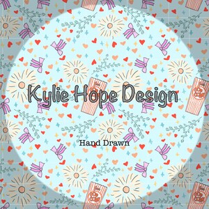 Może przedstawiać: Jasnoniebieski wzór z pudełkami po popcornie, kokardkami, sercami i elementami kwiatowymi. Projekt zawiera tekst "Kylie Hope Design" i "Hand Drawn". Ogólnym motywem jest fantazyjny, ręcznie rysowany styl.