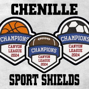 Puede incluir: Escudos deportivos de chenilla con diseños de baloncesto, fútbol americano y fútbol. Cada escudo tiene una pancarta azul con "Champions" y "Canyon League 2024". La palabra "CHENILLE" está arriba y "SPORT SHIELDS" abajo.