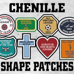 以下が含まれることがあります： 様々なデザインとテキストが施されたシェニール織りの形をしたパッチのコレクション。パッチには、スポーツをテーマにしたエンブレム、十字架、ハートなどが含まれており、「All Channel League」、「Offensive Player of the Year」、「School Record」などのテキストが記載されています。