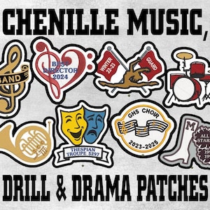 以下が含まれることがあります： 音楽と演劇をテーマにしたシェニール織りのパッチのコレクション。パッチには、ト音記号、「Best Director 2024」のハート、ドラムセット、マーチングバンドの旗が含まれています。「CHENILLE MUSIC, DRILL & DRAMA PATCHES」の文字も表示されています。