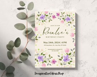 Pode incluir: Um convite para uma festa de aniversário floral com um fundo claro e flores rosa e roxas. O texto diz "Junte-se a nós para a festa de aniversário de Rosalie, 24 de maio de 2024 | 16h00, 123 Anywhere | St., Any City, ST 12345, Por favor, confirme sua presença com Eileen no 123-456-7890, Imaginative Ideas Shop".