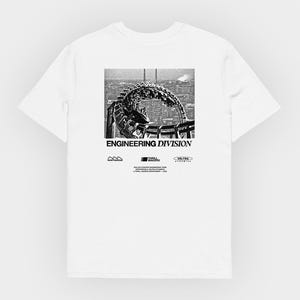 Pode incluir: Uma t-shirt branca com um gráfico a preto e branco nas costas. A imagem mostra um loop de montanha-russa sobre um horizonte urbano, com o texto ENGINEERING DIVISION, NORTHRIDGE, THRILL MAKERS e VELTRA DYNAMICS impresso por baixo.