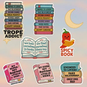 Könnte beinhalten: Eine Sammlung farbenfroher Aufkleber mit Buchmotiven. Die Aufkleber zeigen Bücherstapel mit Titeln wie „Enemies to Lovers“ und „Fake Relationship“ sowie Sätze wie „Trope Addict“ und „Spicy Book“.