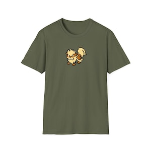 Peut inclure: Un t-shirt vert avec une image pixelisée d'un personnage Pokemon brun et blanc.