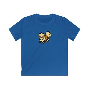 Peut inclure: Un t-shirt bleu royal avec une image pixelisée d'un personnage Pokemon brun et blanc.