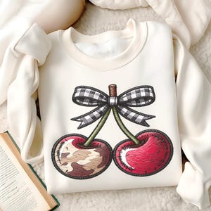 Toppa ricamata con ciliegia in formato PNG: design per sublimazione di abbigliamento con cuciture mimetiche e lucide (download digitale)