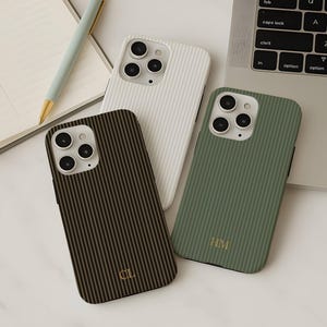 Capa personalizada para celular com listras douradas e iniciais personalizadas, compatível com iPhone 17, 16, 15, 14, 13, 12 Pro Max Plus Mini, Galaxy S26, S25, S24, S23 e Pixel 10 Pro.