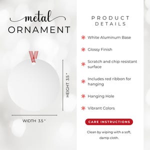 K&ouml;nnte beinhalten: Runder Metallschmuck mit wei&szlig;er Aluminiumbasis und gl&auml;nzendem Finish. Er misst 8,9 cm in Breite und H&ouml;he und enth&auml;lt ein rotes Band zum Aufh&auml;ngen. Der Schmuck hat eine kratz- und splitterfeste Oberfl&auml;che.