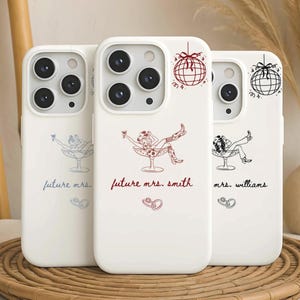Könnte beinhalten: Drei weiße Handyhüllen mit einzigartigen Designs. Jede Hülle zeigt eine andere Illustration einer Person, die sich in einem Cocktailglas entspannt, mit Text darunter. Der Text enthält "future mrs." und einen Nachnamen sowie ein Discokugel-Design.