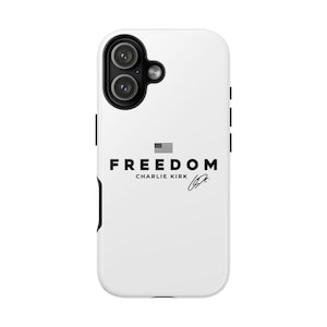 Könnte beinhalten: Weißes Handycase mit schwarzen Akzenten. Auf dem Case steht das Wort "FREEDOM" in schwarzen Großbuchstaben, darüber eine kleine amerikanische Flagge. Unter dem Wort "FREEDOM" steht der Text "CHARLIE KIRK" und eine Unterschrift.