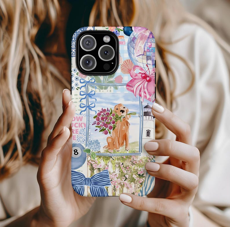 K&ouml;nnte beinhalten: Bunte Handyh&uuml;lle mit einem Golden Retriever, der Blumen h&auml;lt, einem Leuchtturm und floralen Akzenten. Die H&uuml;lle hat eine blaue Schleife, die Zahl 8 und die Worte "OW ICKY RES".