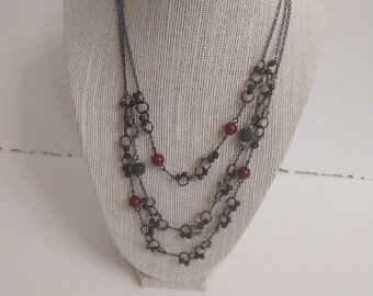 Collier superposé avec perles rouges et chaîne sombre