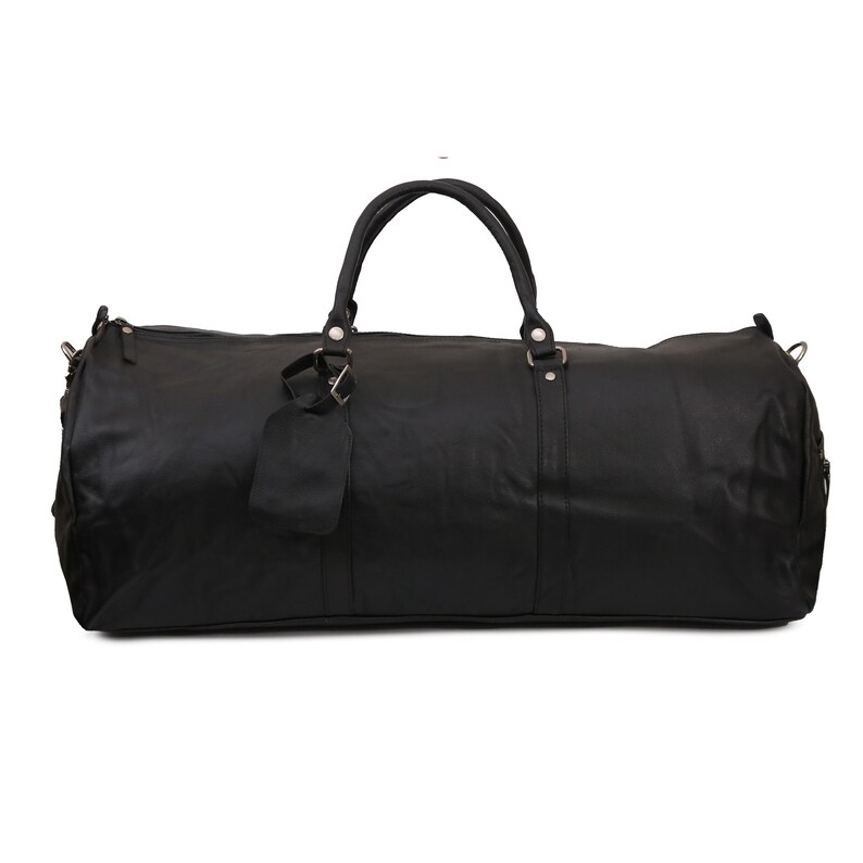 Puede incluir: Una bolsa de viaje de cuero negro con un solo asa superior y una correa de hombro desmontable. La bolsa tiene una cremallera y un peque&ntilde;o bolsillo en la parte delantera.