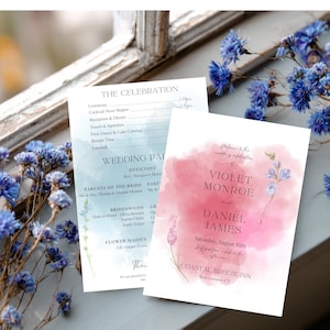Könnte beinhalten: Zwei Hochzeitseinladungskarten mit floralen Akzenten und Text. Eine Karte zeigt einen rosa Aquarellhintergrund mit den Namen "Violet Monroe" und "Daniel James". Die andere Karte listet die Hochzeitsgesellschaft und den Zeitplan auf.