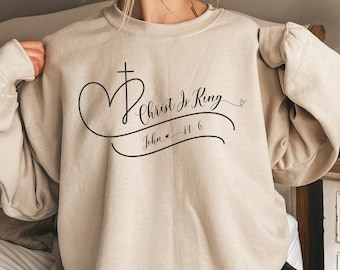Bluza z okrągłym dekoltem Christ Is King | Inspirujące, Moda damska, Prezent religijny, Przytulne ubranie, Odzież oparta na wierze