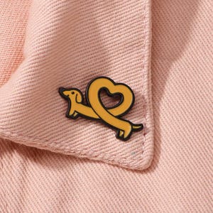 Cute Cartoon Dog Love Pin - Heart Shaped Dachshund Brooch, Unisex Accessories for School, Bags, Clothes, Zinc Alloy Pin Badge