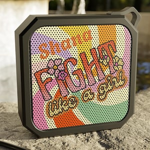 Altavoz personalizado "Lucha como una chica", estilo retro de los años 70, con Bluetooth, feminista, regalo, resistente al agua, portátil, genial, para empoderamiento femenino, audio personalizado.
