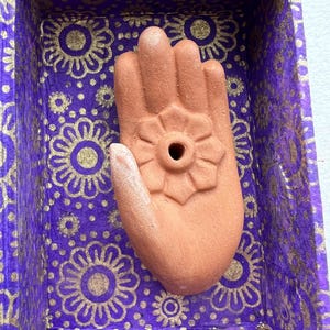 Clay Hamsa Hand Incense Holder – Terracotta Palm Ash Catcher for Stick Incense, Boho Meditation & Spiritual Deco