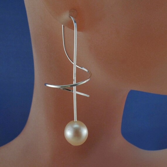 Argentium SILVER SPIRAL earrings / pearl dangle earring / pearl earring / sterling twist earrings / nickel free argentium sterling