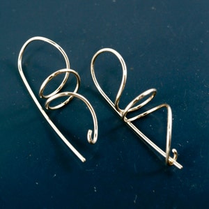 Boucles d'oreilles spirales avec fermoir. Or. Boucles d'oreilles contemporaines hypoallergéniques légères en argent. Or, niobium, titane.