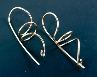 Boucles d'oreilles spirales avec fermoir. Or. Boucles d'oreilles contemporaines hypoallergéniques légères en argent. Or, niobium, titane.